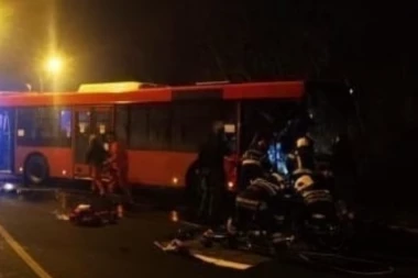 STRAVIČNA SAOBRAĆAJKA U BATAJNICI! Vatrogasci izvlače povređene iz olupina