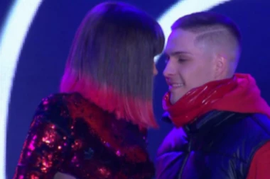 SARA JO ZAPALILA BEOGRAD: Pevačica zaplesala sa DEČKOM na sceni, publika ODUŠEVLJENA!