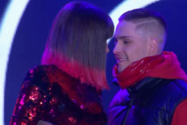 SARA JO ZAPALILA BEOGRAD: Pevačica zaplesala sa DEČKOM na sceni, publika ODUŠEVLJENA!