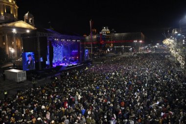 BEOGRAD ČEKA NOVU GODINU: Više od 10.000 ljudi pred Skupštinom, nastup Marije Šerifović usijao beton (FOTO)