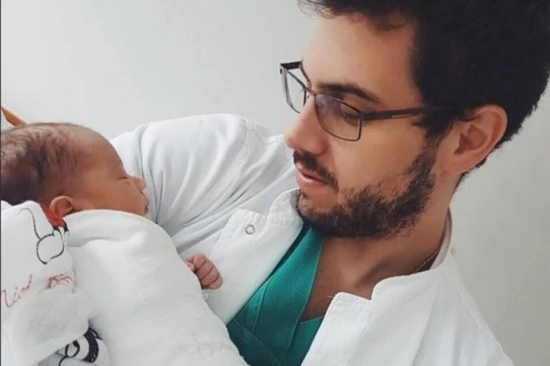 OVO JE NAJMLAĐI DOKTOR U SRBIJI KOJI POMAŽE DOLAZAK BEBA U NOVOGODIŠNJOJ NOĆI! Otkrio je zašto je odlučio da se vrati u Srbiju: Za mene je ovaj posao privilegija!