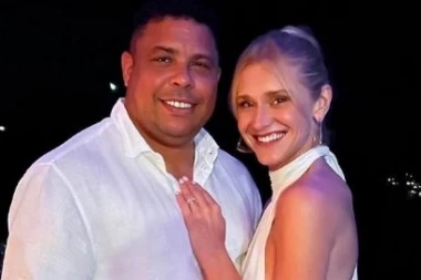 RONALDO U STRASNOM ZAGRLJAJU: Slavni Brazilac i zanosna plavuša vam žele srećnu 2022. godinu! (FOTO)