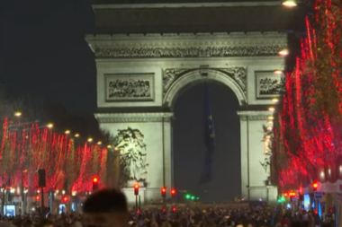 OPŠTI HAOS U PARIZU! Pala zastava EU sa Trijumfalne kapije: Pobuna jer je zamenila francusku trobojku (FOTO/VIDEO)