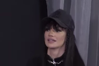 TVOJA MAMA SMRČE HEROIN: Tara otkrila mračnu tajnu Daliline prošlosti, pa je okupala PLJUVAČKOM!  (VIDEO)