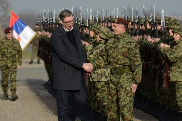 DA NIKOME NE PADNE NA PAMET DA SMO LAKA META! Vučić uputio upozorenje svima koji bi da udare na Srbiju i naruše njen mir i stabilnost!