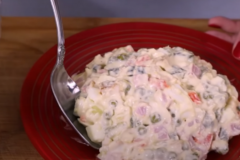 Serviranje ruske salate