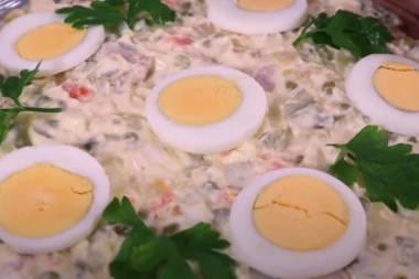 RUSKA SALATA UOPŠTE NIJE RUSKA, A EVO KAKO JE NASTALA: Omiljeno srpsko jelo ima jedan pogrešan sastojak