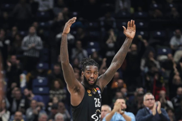 KAO DA NIJE PROFESIONALNI KOŠARKAŠ: Bruka i SRAMOTA Matijasa Lesora!