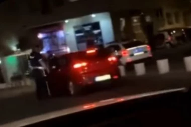 BAHATI VOZAČ BEŽI POLICIJI U CENTRU BEOGRADA:  Juri kroz Pop Lukinu, odvrnuo muziku i psuje policajce (VIDEO)