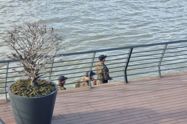 POLICIJA UDALJAVA LJUDE, RONIOCI PRETRAŽUJU REKU:Evo šta se dešava na mestu gde je NESTAO (FOTO/VIDEO)