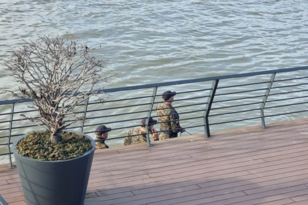 POLICIJA UDALJAVA LJUDE, RONIOCI PRETRAŽUJU REKU:Evo šta se dešava na mestu gde je NESTAO (FOTO/VIDEO)