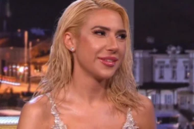 JOVANA JEREMIĆ RUKU POD RUKU SA NAJMOĆNIJOM ŽENOM POLITIČKE SCENE: Prizor voditeljke je mnoge iznenadio, A SVI SU GLEDALI SAMO U OVO! (FOTO)