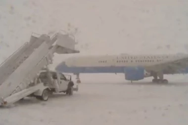 "LEDENO DOBA" U VIRDŽINIJI, SVE STOJI: Licimeri napadali Vesića i Momirovića zbog minimalnih gužvi u Srbiji, a u svetu duplo gore! (FOTO)