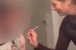 UČITELJICA U SVOJOJ KUĆI VAKCINISALA MALOLETNOG UČENIKA PROTIV KORONE! Skandal, nije imala dozvolu roditelja, policija reagovala ODMAH! (VIDEO)
