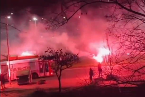 OPŠTE LUDILO NA KONJARNIKU, GRAĐANI ZAPALILI BAKLJE I SLAVE: Ponovo radi TROLA 19, opšte narodno VESELJE u ovom delu BEOGRADA (VIDEO)