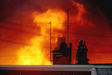 EVAKUACIJA U ZEMUNU: Probijena gasna cev, izbio požar, vatrogasci na terenu