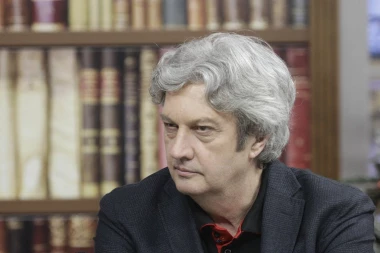 Skinuo se Milomir Marić (66) na plaži: Vesna objavila slike sa odmora, komentari na račun njegovog izgleda PLJUŠTE! (FOTO)