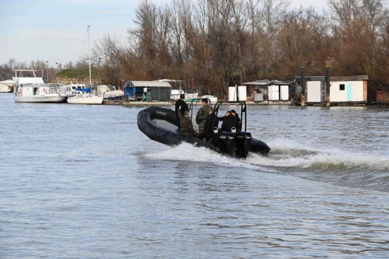 MLADIĆ SE UDAVIO U SAVI? Policija pretražuje reku i obalu, čekaju se ronioci