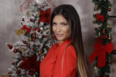 Pevačeva žena PROVOCIRA U BELIM TANGAMA: Ana u providnoj kombinaciji, a kad je pokazala ZADNJICU, muškarcima su ISPALE OČI! (VIDEO)