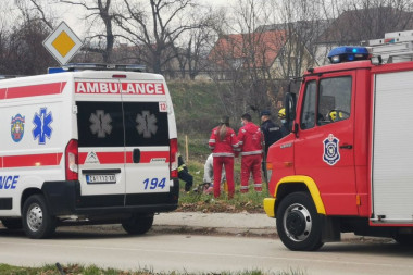 JEZIVA SAOBRAĆAJNA NESREĆA KOD TOPOLE: Poginuo mladić (27), vatrogasci ga izvlačili iz vozila!