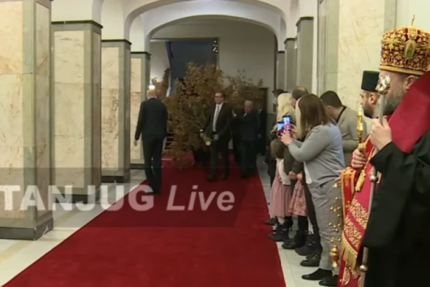 PREDSEDNIK VUČIĆ UNOSI BADNJAK U PREDSEDNIŠTVO! (FOTO)