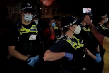 POLICIJA NEMILOSRDNO HAPSI! Haos ispred hotela u kom boravi Novak! (VIDEO)