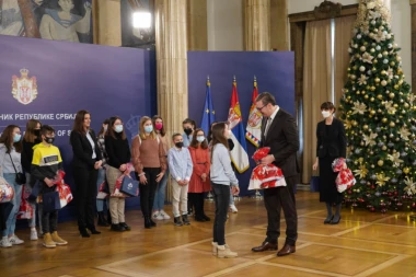 PREDSEDNIK SA MALIŠANIMA IZ HRVATSKE:  Draga deco, želim vam da uvek dolazite u svoju Srbiju jer ste ovde svoj na svome (FOTO)