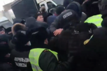 DEMONSTRANTI TROJICI POLICAJACA ODRUBILI GLAVE!? Jeziv zločin u Kazahstanu!