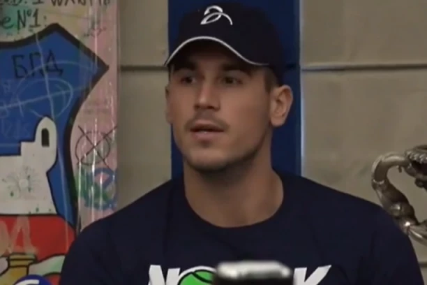 "NOVAKU ODUZELI SVE STVARI - OD KOFERA DO NOVČANIKA"! Đorđe Đoković otkrio detalje neviđene torture koju je pretpeo najbolji teniser sveta na aerodromu u Melburnu!