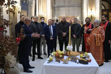 BOŽIĆ JE NAJRADOSNIJI HRIŠĆANSKI PRAZNIK! Vesić uneo badnjak u Stari dvor, čestitao Badnji dan (FOTO)