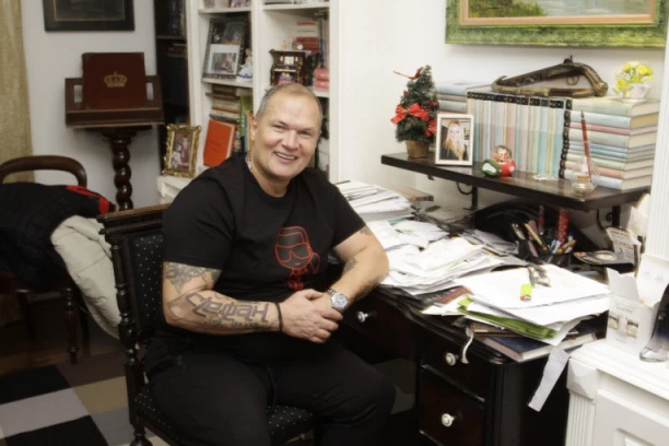 DALILA JE ZALJUBLJENA U CARA, A DEJANA BI DRŽALA KAO KUĆNOG LJUBIMCA: Osman Karić OŠTRO OSUDIO ljubavni trougao!