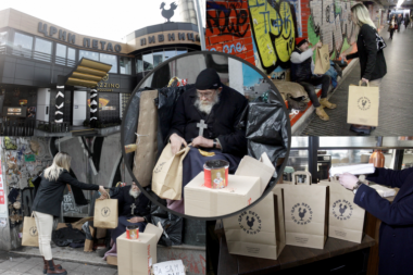 ULEPŠALI SMO IM BAREM JEDAN DAN: Beogradski beskućnici praznike dočekuju na ULICI, sve što imaju su stare pocepane cipele i pomalo hrane!