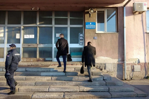 NASTAVLJA SE DRAMA: U policiju stigao Duškov ADVOKAT! (FOTO)