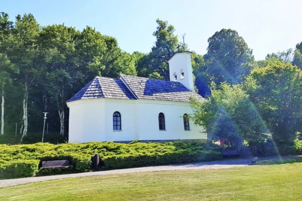 NAKON VIŠE OD 30 GODINA ZAŽIVELA TESLINA CRKVA: Ogromna čast i odgovornost za oca Dragana koji služi u rodnom mestu naučnika