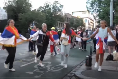 ORI SE "IDEM PREKO ZEMLJE SRBIJE"! Srbi ispred hotela igraju kolo! NOVAK ĐOKOVIĆ I DALJE U ZATOČENIŠTVU U MELBURNU! (VIDEO)