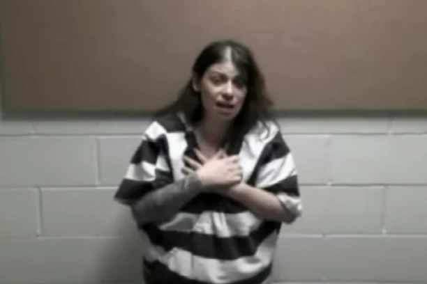 UŽAS! Majka stavila decu u kadu pa počela da ih KOLJE! POLICIJA SLUČAJNO NAIŠLA, BEBI SE BORE ZA ŽIVOT!