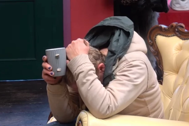 DRAMA! TAKMIČARKA SAZNALA INFORMACIJE KOJE SU JE UNIŠTILE: Roditelji je se ODREKLI zbog OVOGA, ona priznala sve UŽIVO u programu!