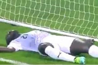 IZBEGNUTA TRAGEDIJA: Kulibali pao na travu, počeo da se TRESE, lekari odmah uleteli na teren (UZNEMIRUJUĆI VIDEO)