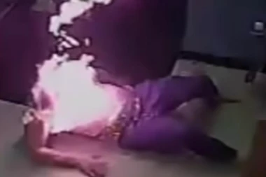 POLICAJCI ZAPALILI MUŠKARCA ELEKTROŠOKEROM PA POBEGLI! Novi skandal u Americi! MLADIĆ UMRO! (UZNEMIRUJUĆI VIDEO)