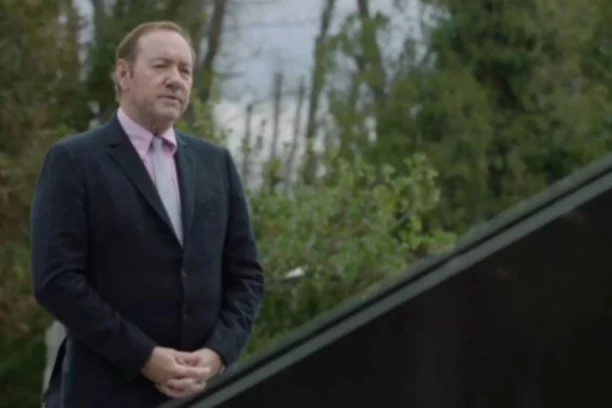 SLAVNI GLUMAC se izjasnio da li je spopadao muškarce: LUDNICA ispred suda u Londonu!