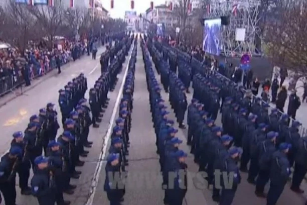 DA SE NAJEŽIŠ! Svi prisutni na trgu Krajine kao jedan zapevali "Pukni zoro": Republika Srpska obeležava 30 godina postojanja (VIDEO)