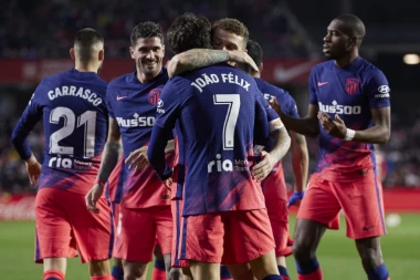 FUDBALSKA UMETNOST: Fudbaler Atletika POSTIGAO gol sa POLA TERENA! (VIDEO)