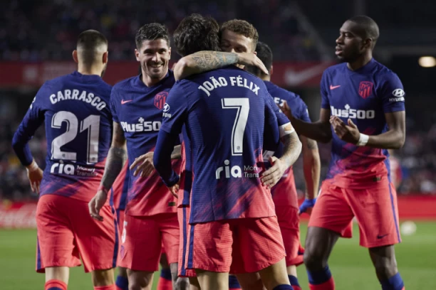 FUDBALSKA UMETNOST: Fudbaler Atletika POSTIGAO gol sa POLA TERENA! (VIDEO)