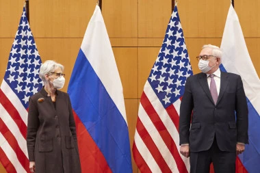 FIJASKO NA SAMOM POČETKU SAMITA RUSIJE I AMERIKE! Predstavnici dve supersile NISU SE NI RUKOVALI!