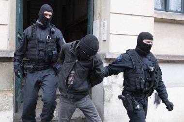 SRBIN SA SAUČESNIKOM OPLJAČKAO FABRIKU U NEMAČKOJ: Policija u stanu pronašla OVO, hvatali su se za glave!