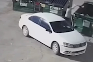 HOROR SNIMAK! Majka bacila novorođenče u kontejner: Kamere zabeležile zastrašujuću scenu (VIDEO)