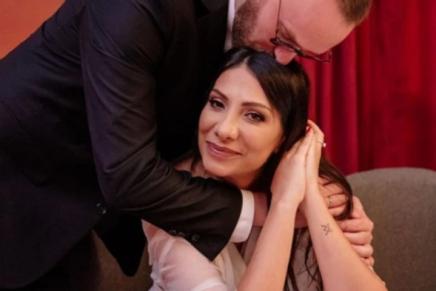 SUPRUGU PEVAČA SEKUNDE DELILE OD SMRTI: Letela sa motora bez kacige nekoliko metara i mesec dana bila u komi, a danas niko nije srećniji od nje