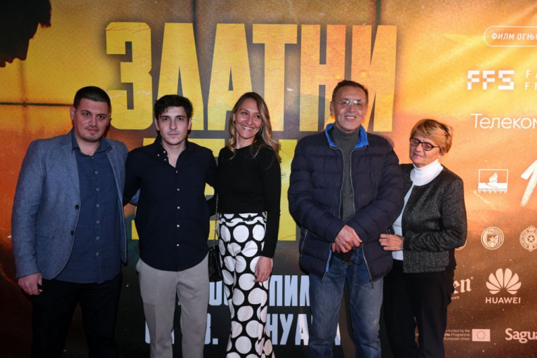 ''Zlatni dečko'' sa porodicom
