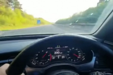JURIO 323 km/h AUDIJEM RS6! Pohvalio se video snimkom, policija traži MANIJAKA! (VIDEO)