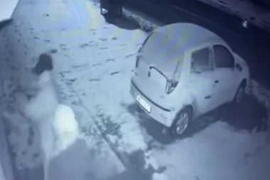 SNIMCI EKSPLOZIJE U DOBANOVCIMA: Muškarac i žena razbijaju staklo palicom i ubacuju "koktele"